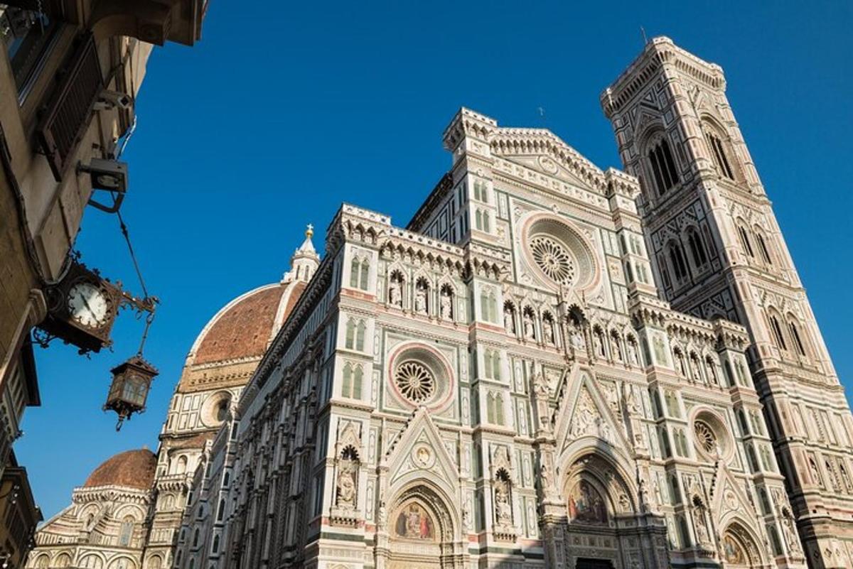 un grande edificio con una torre dell'orologio