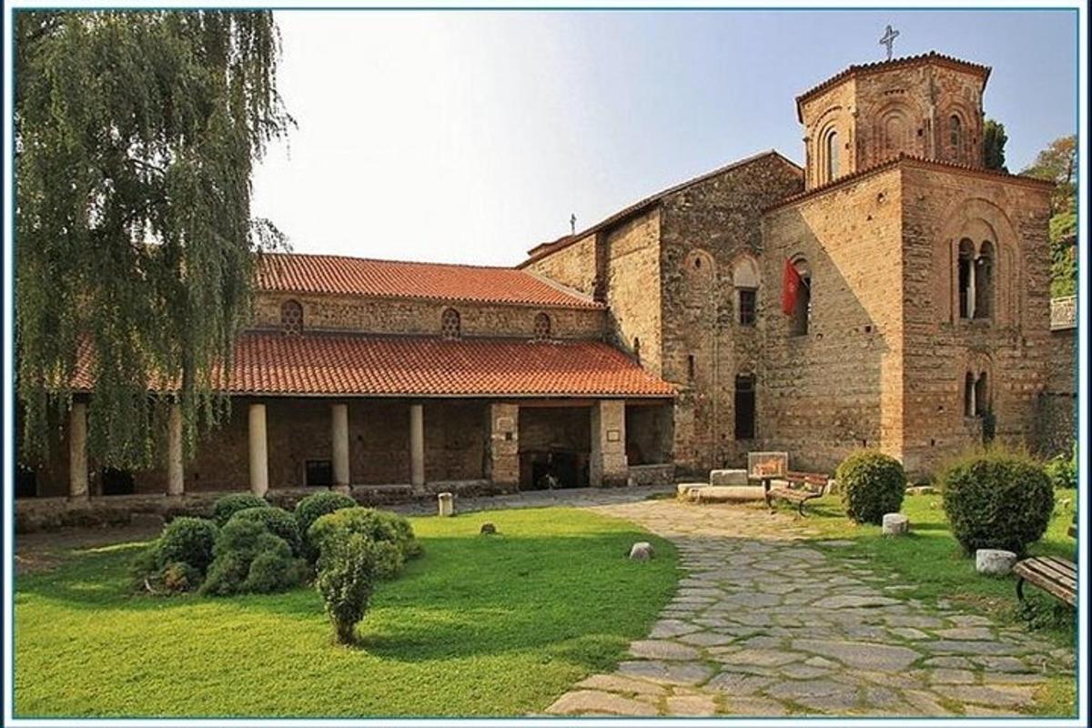 velká kamenná budova s kostelem a hodinovou věží