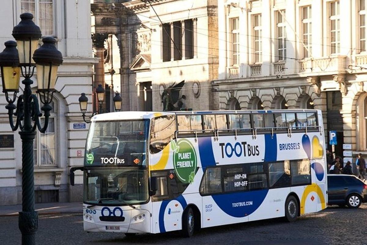 dvoupatrový autobus jedoucí po městské ulici