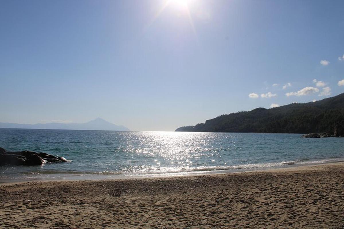 阳光倒映在水面上的海滩