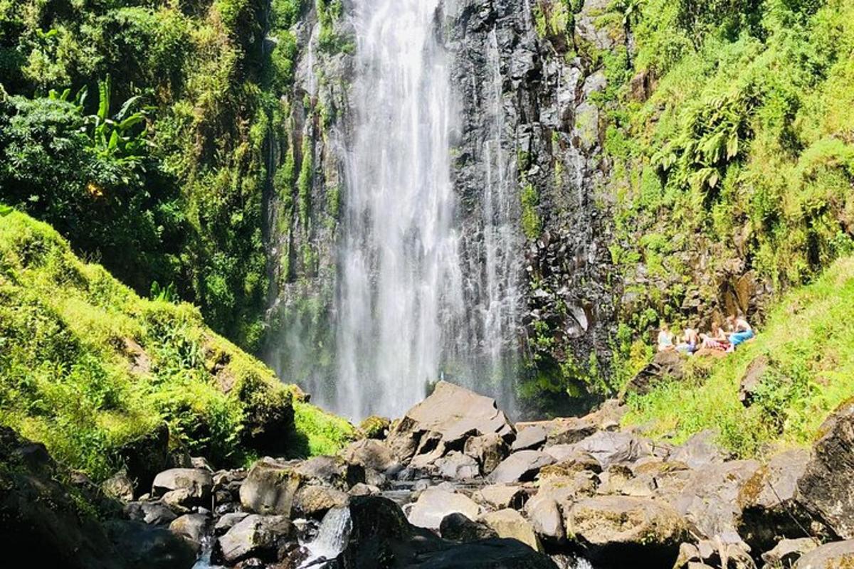 air terjun di tepi gunung