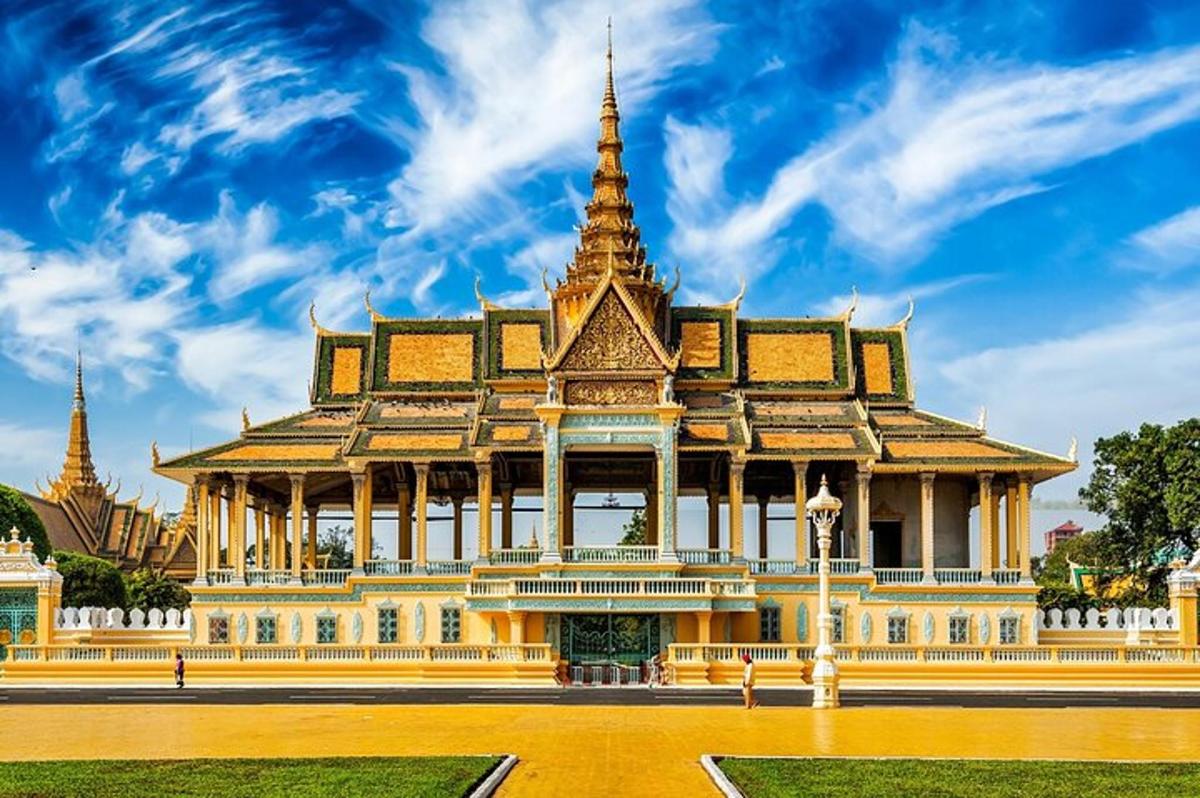 một tòa nhà có hai tòa tháp ở bên cạnh