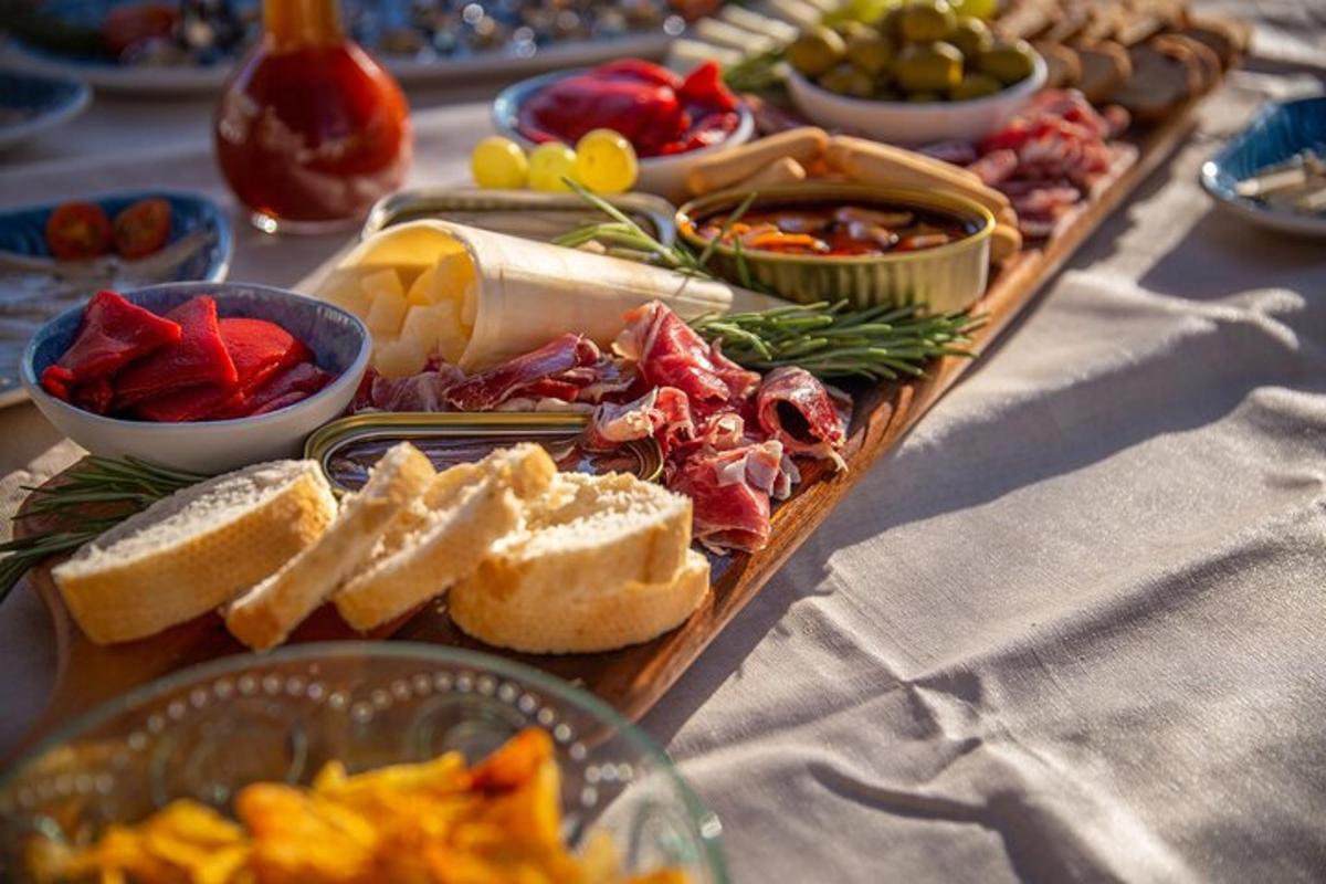 un tavolo con un vassoio di diversi tipi di cibo
