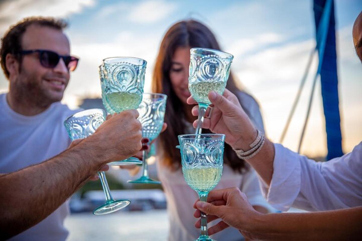 un gruppo di persone che sorreggono bicchieri di vino