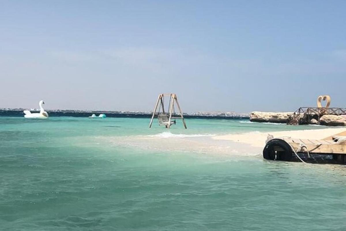egy csónak a vízben a strand mellett
