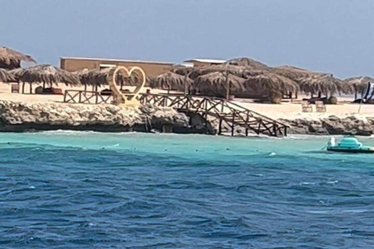 uno specchio d'acqua con una spiaggia con ombrelloni