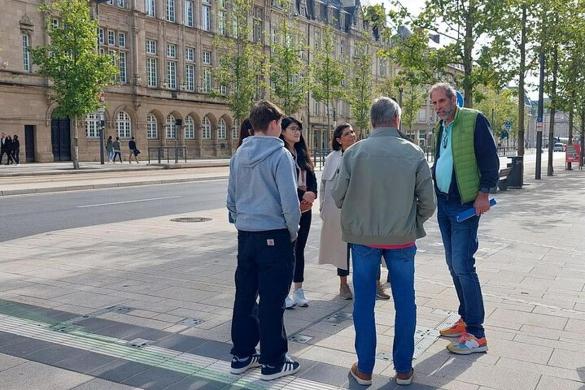 skupina lidí stojících na městské ulici