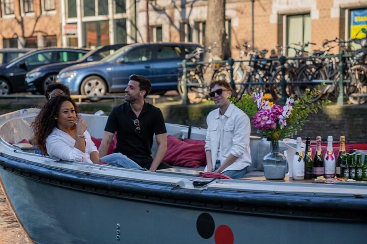 un grupo de personas sentadas en un bote