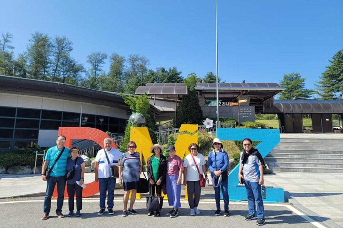 grupp inimesi, kes seisavad hoone ees