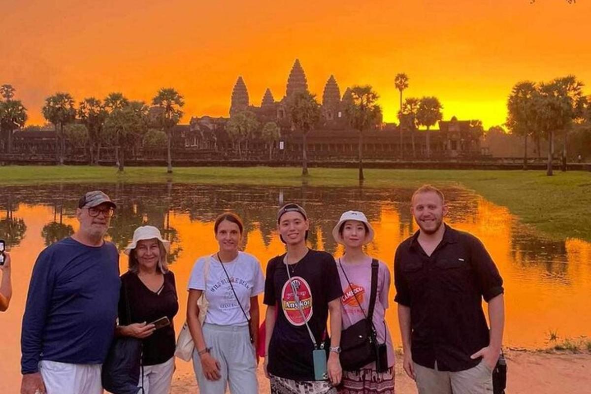 Un grupo de personas de pie frente a un templo.