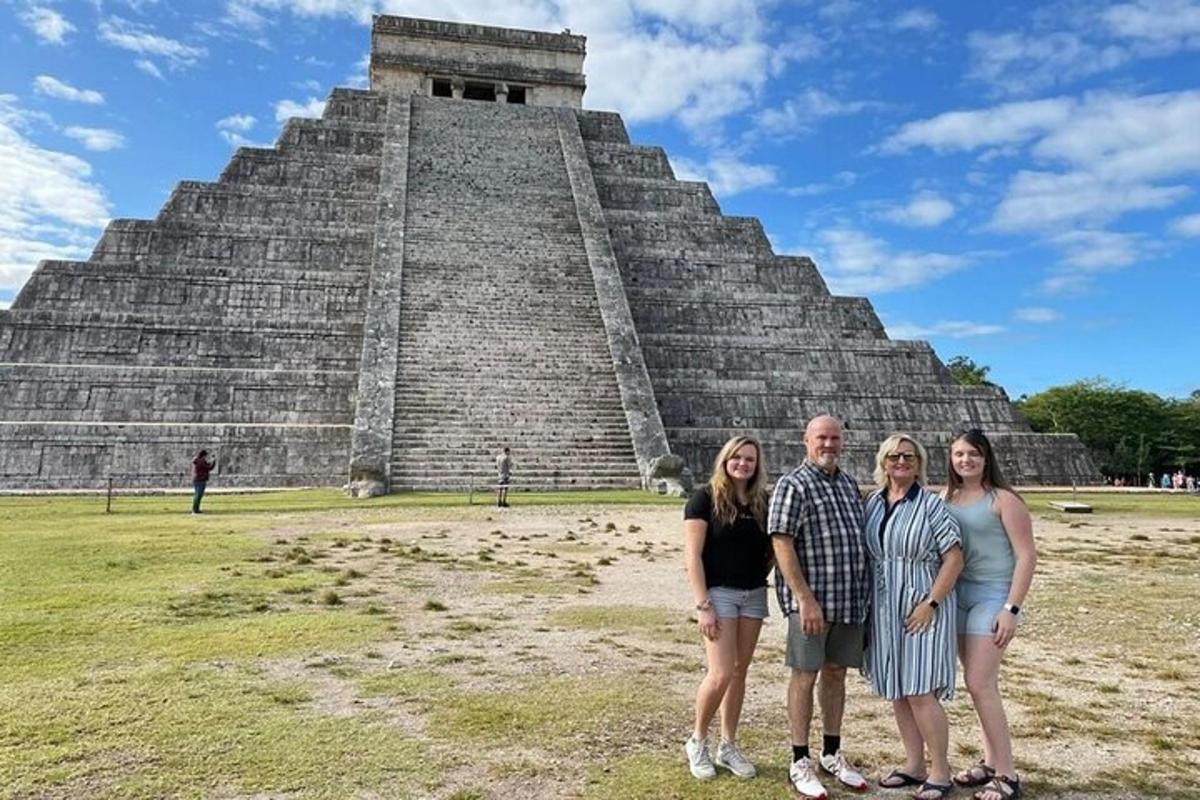 un gruppo di persone in piedi davanti a una piramide