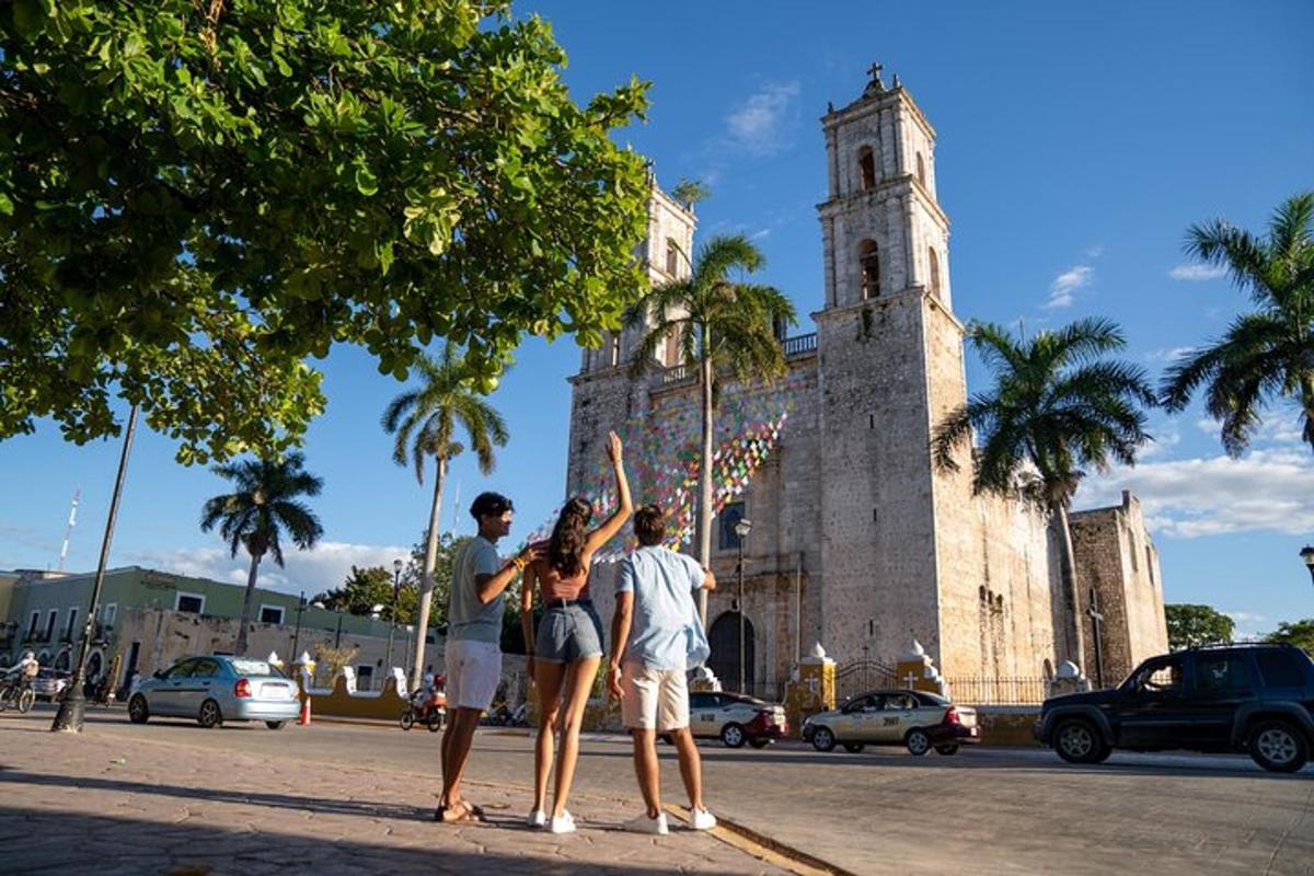 um grupo de pessoas em pé em frente a uma igreja