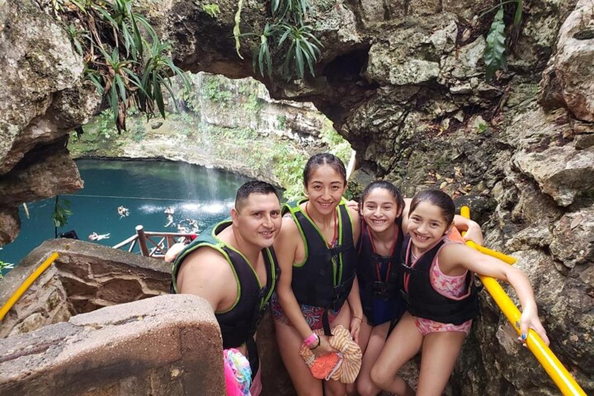 un gruppo di persone in posa davanti a una cascata