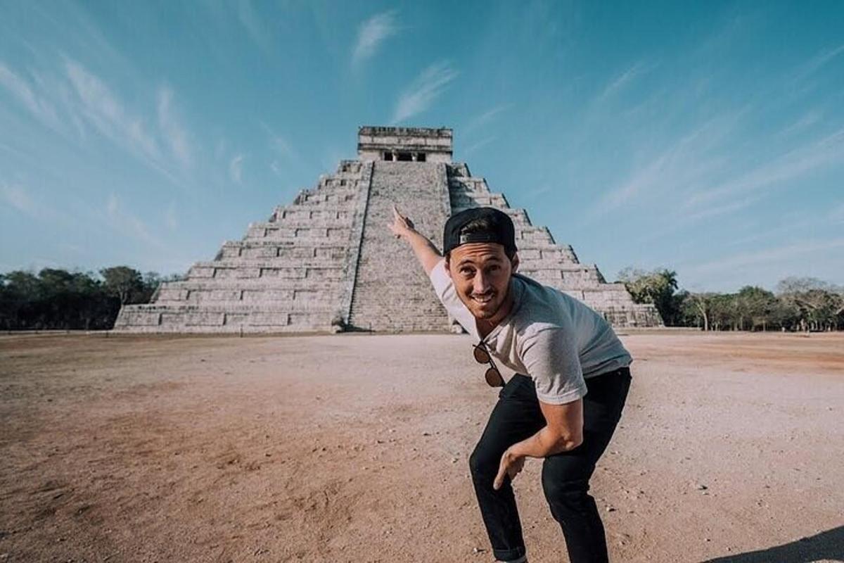un uomo in piedi davanti a una piramide