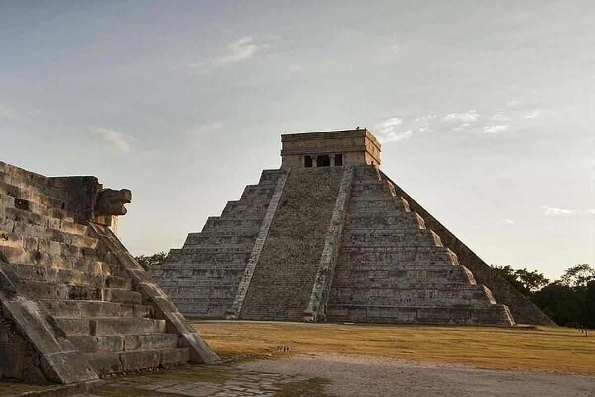 una grande struttura piramidale con un cielo sullo sfondo