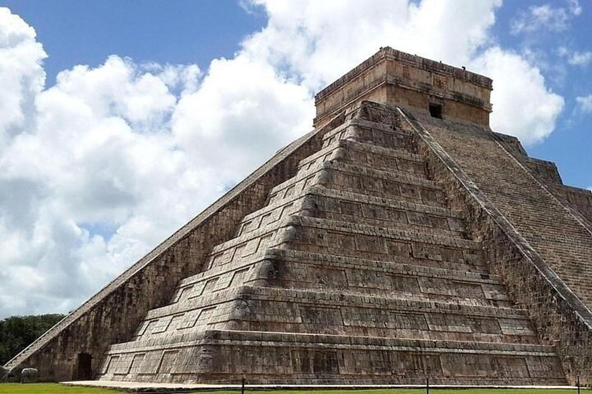 una piramide con un cielo sullo sfondo