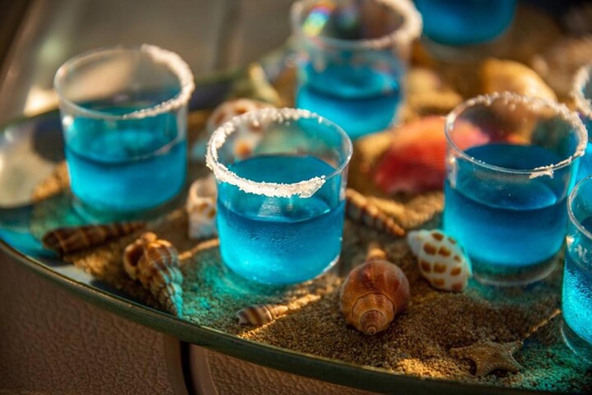 dulang dengan gelas biru dan cengkerang di atas meja