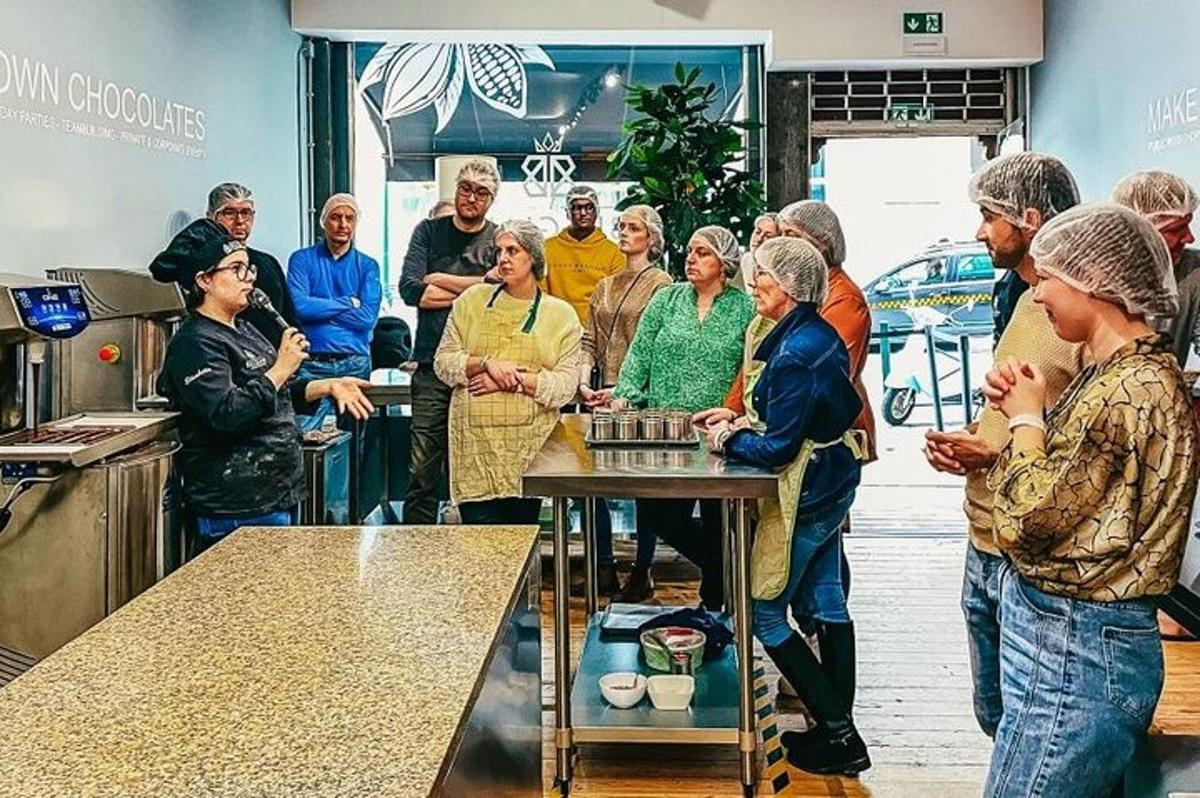 skupina ljudi, ki stojijo okoli mize v trgovini