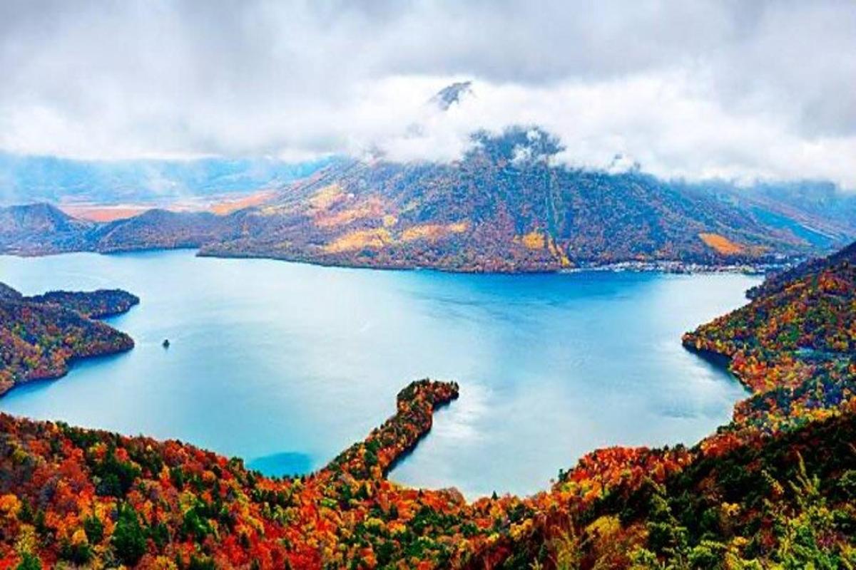 Letecký pohled na jezero v horách