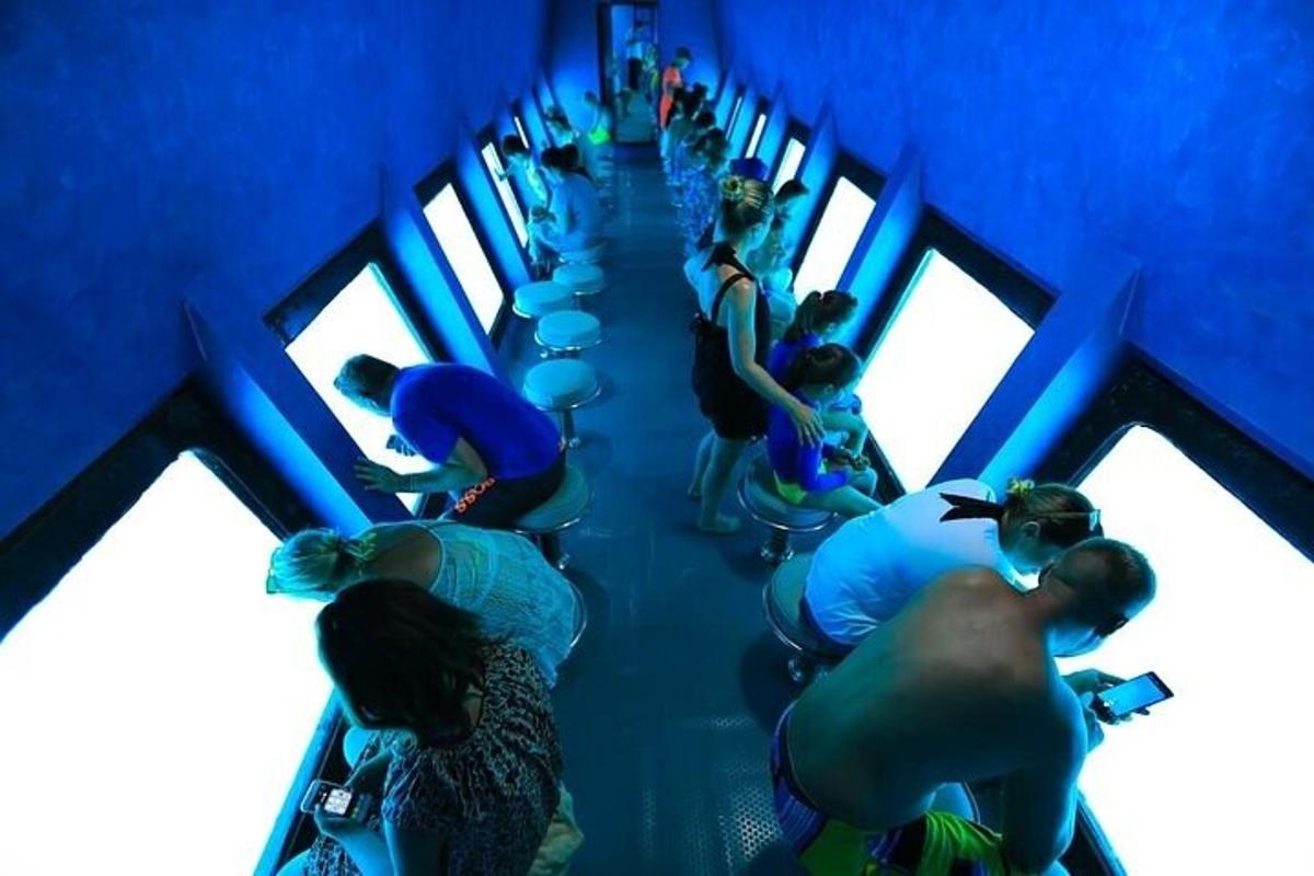 un gruppo di persone in piedi in una stanza blu