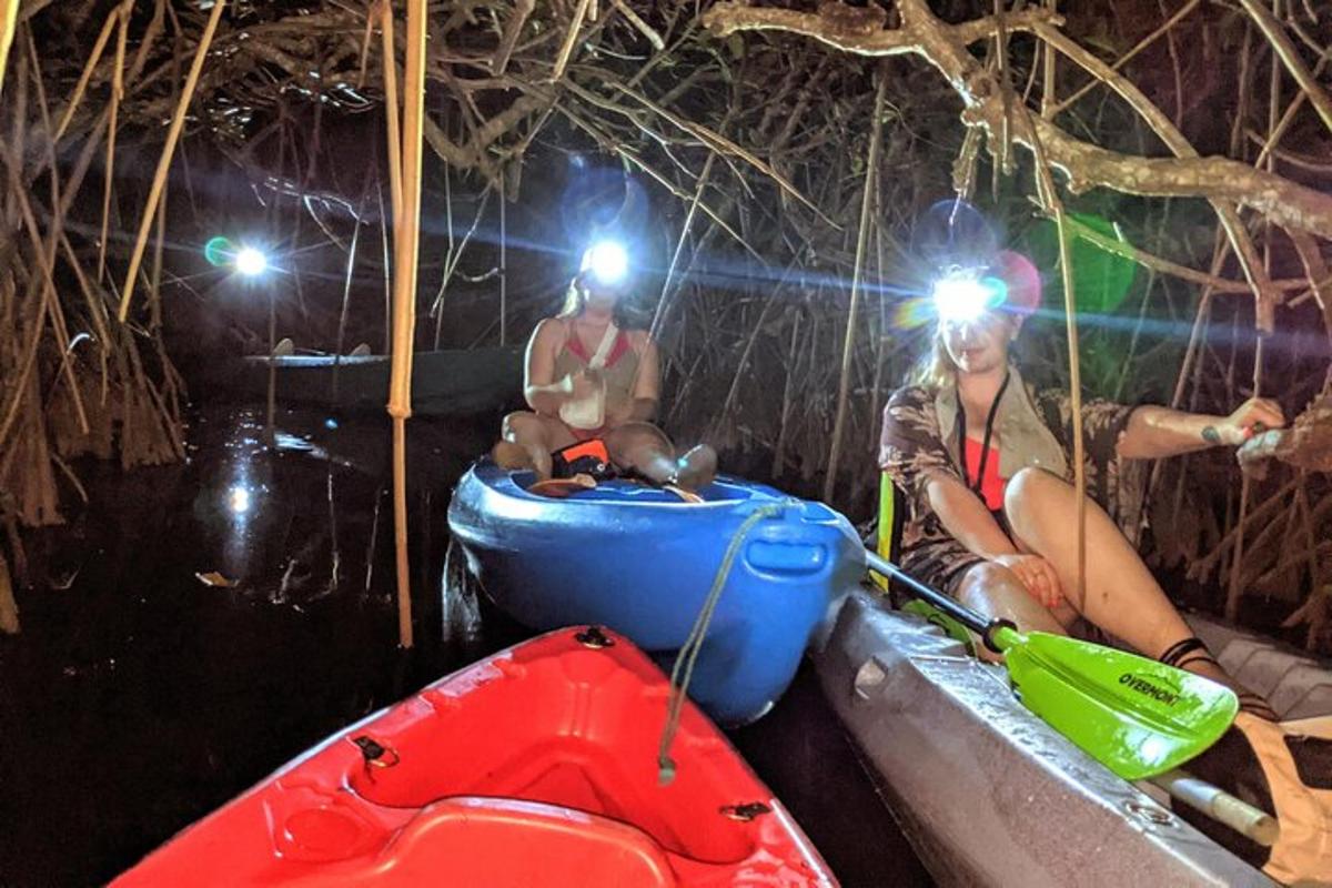 due persone sedute in un kayak con le luci accese
