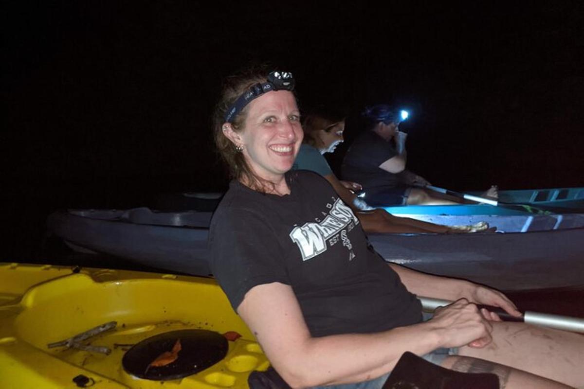 un uomo è seduto su un kayak giallo