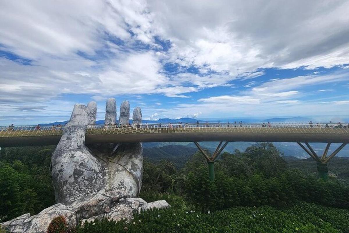 山顶上的一座桥，桥上有人