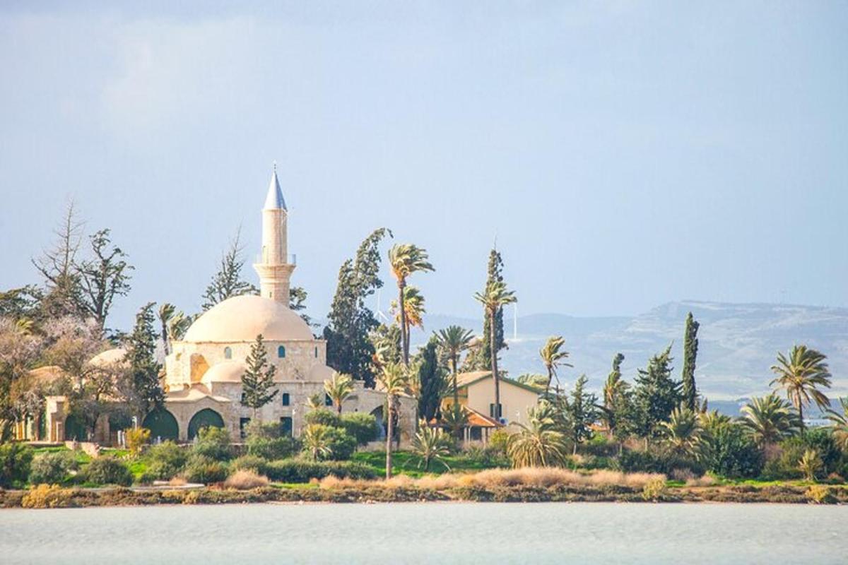 una moschea su una collina accanto a uno specchio d'acqua