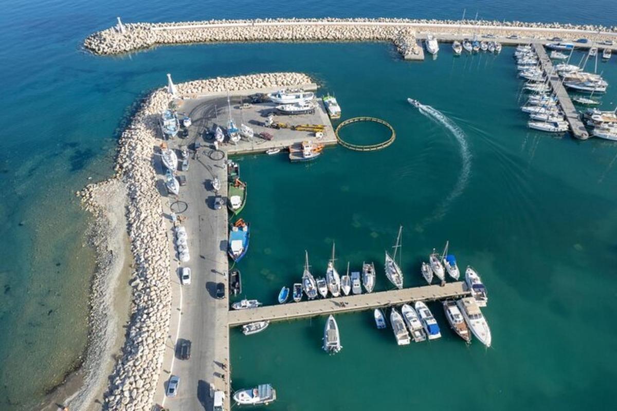 una vista aerea di un porto turistico con barche in acqua