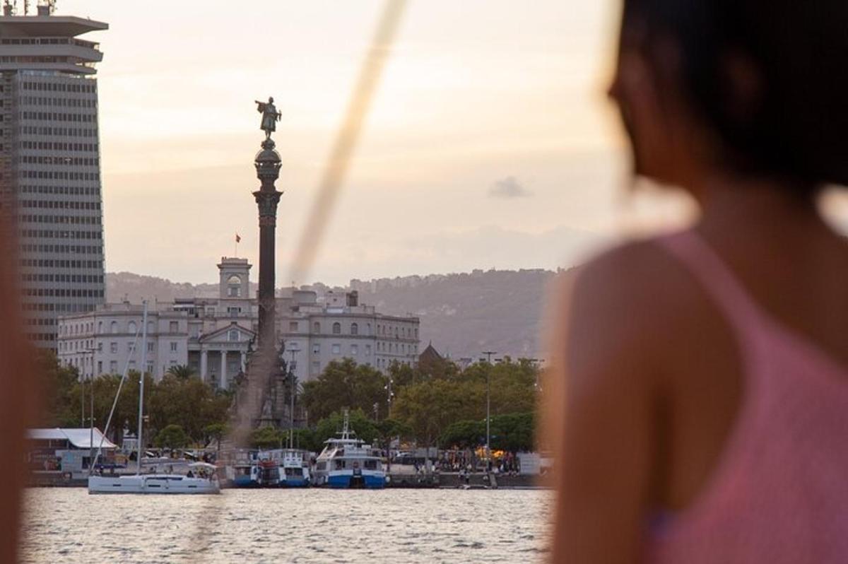 una donna in piedi di fronte a uno specchio d'acqua con delle barche