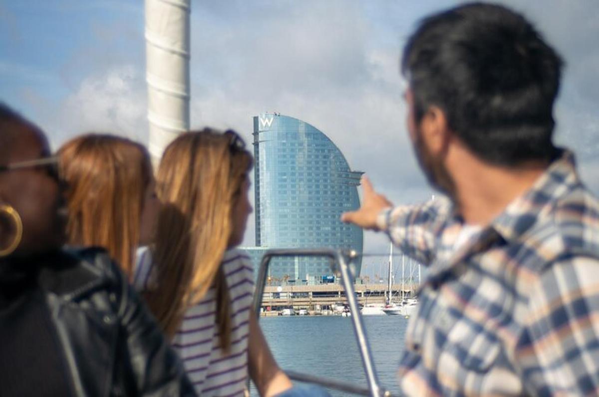 un gruppo di persone su una barca in acqua
