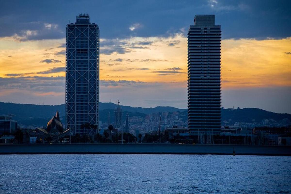 due alti edifici accanto a uno specchio d'acqua