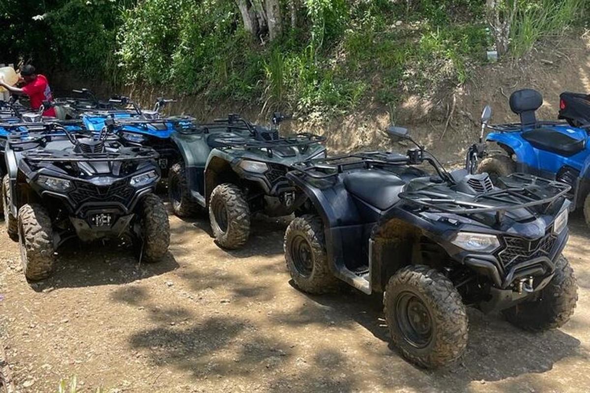 sekumpulan atv dan atv diletakkan di atas jalan tanah