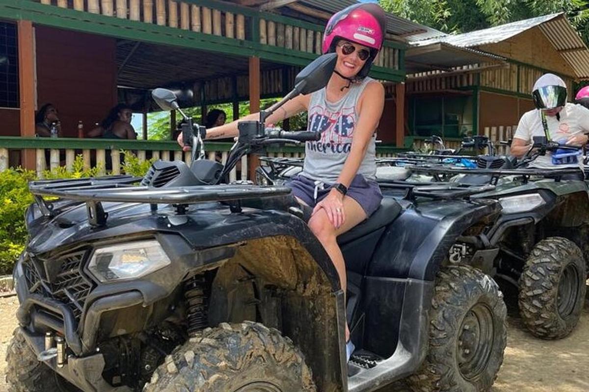 seorang wanita duduk di belakang atv