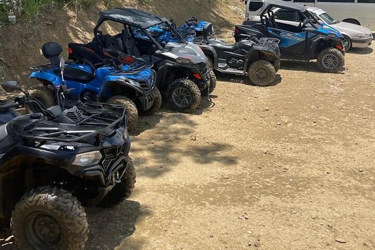 Μια ομάδα τεσσάρων ATV και ATV andac σε ένα χωμάτινο πεδίο