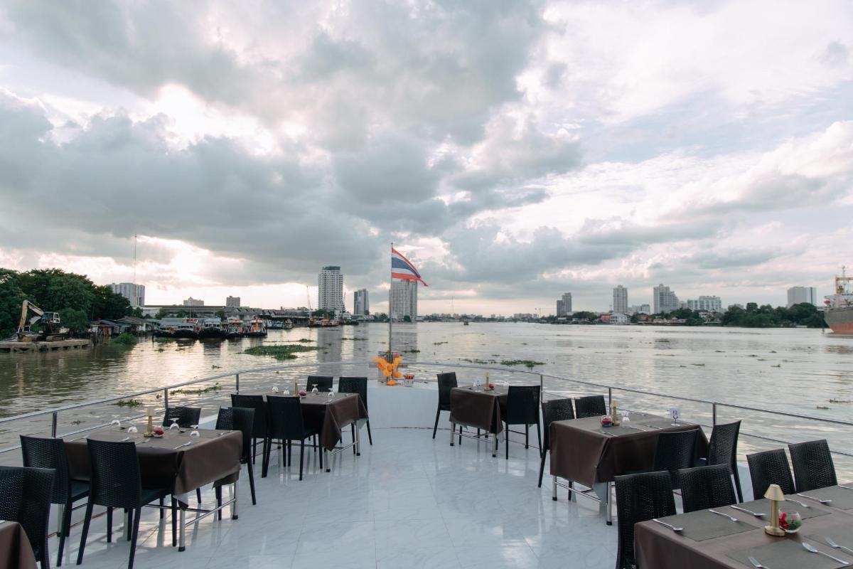 restaurace se stoly a židlemi u vodní plochy