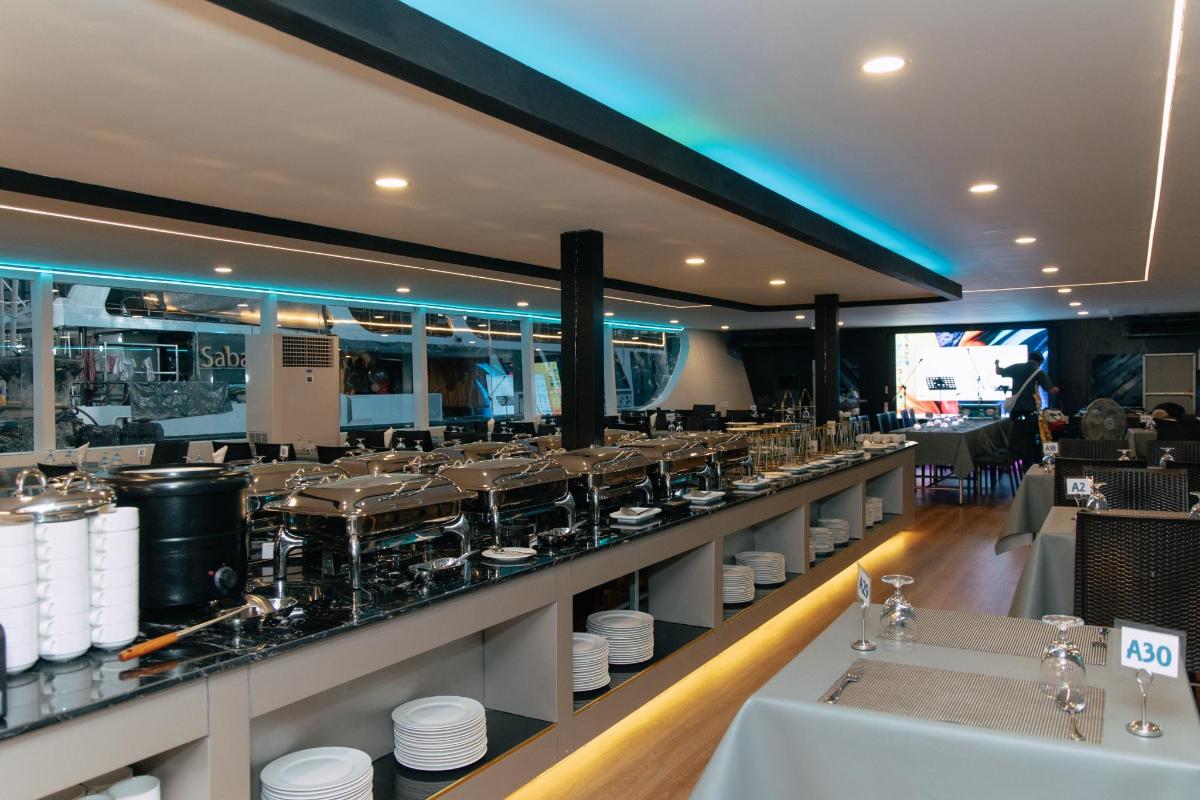 restaurace s dlouhým pultem s umyvadly a zrcadly