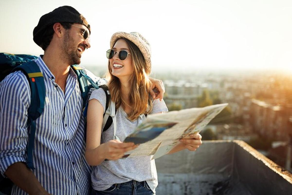 um homem e uma mulher olhando para um mapa