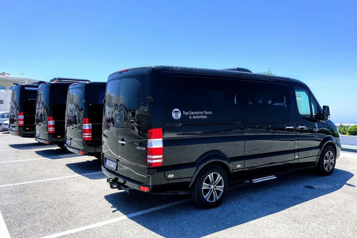 eine Reihe schwarzer Lieferwagen auf einem Parkplatz