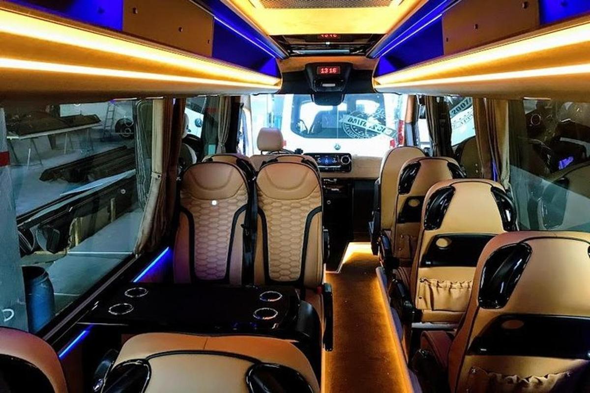 vaizdas į tuščio autobuso vidų