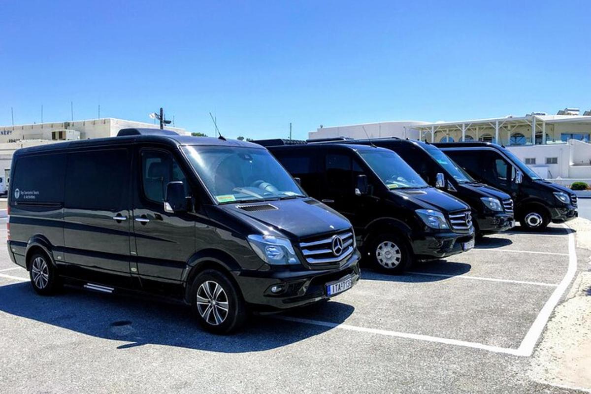 eine Reihe schwarzer Lieferwagen auf einem Parkplatz