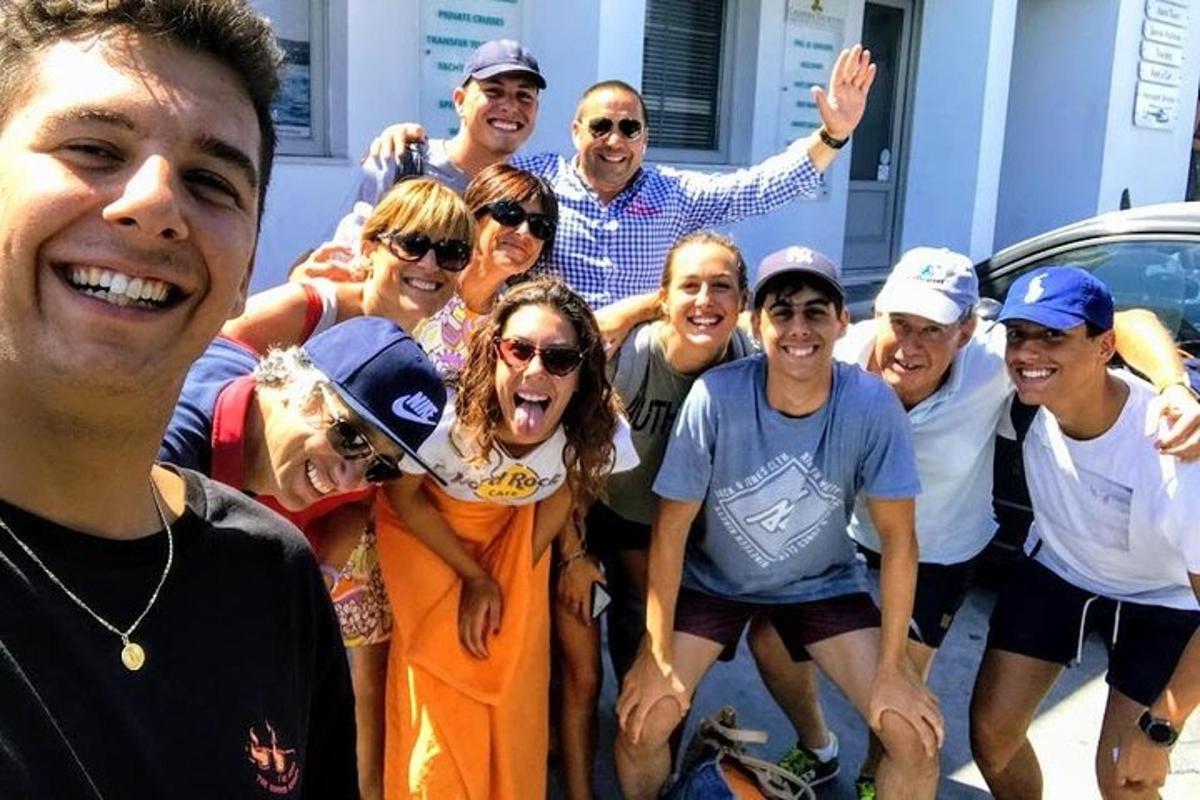 eine Gruppe von Menschen, die für ein Foto posieren