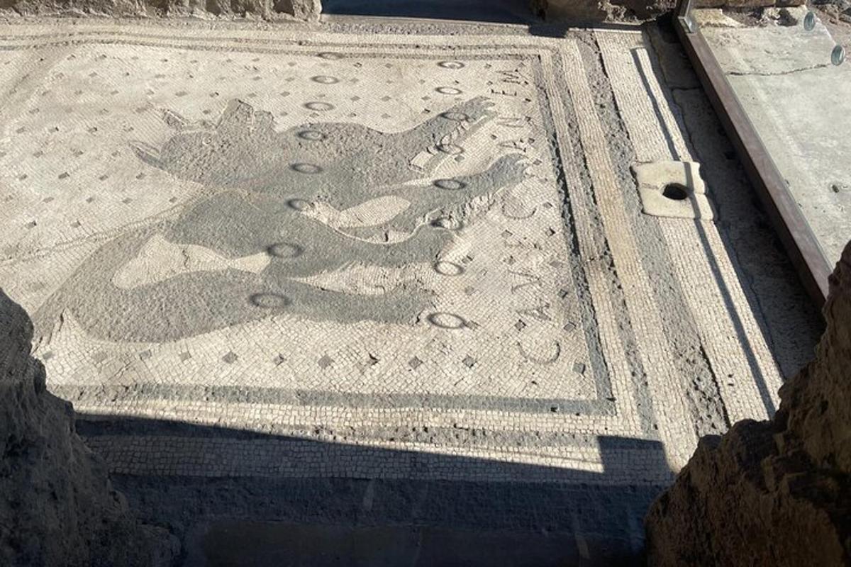 μια σκιά ενός αγάλματος στο έδαφος