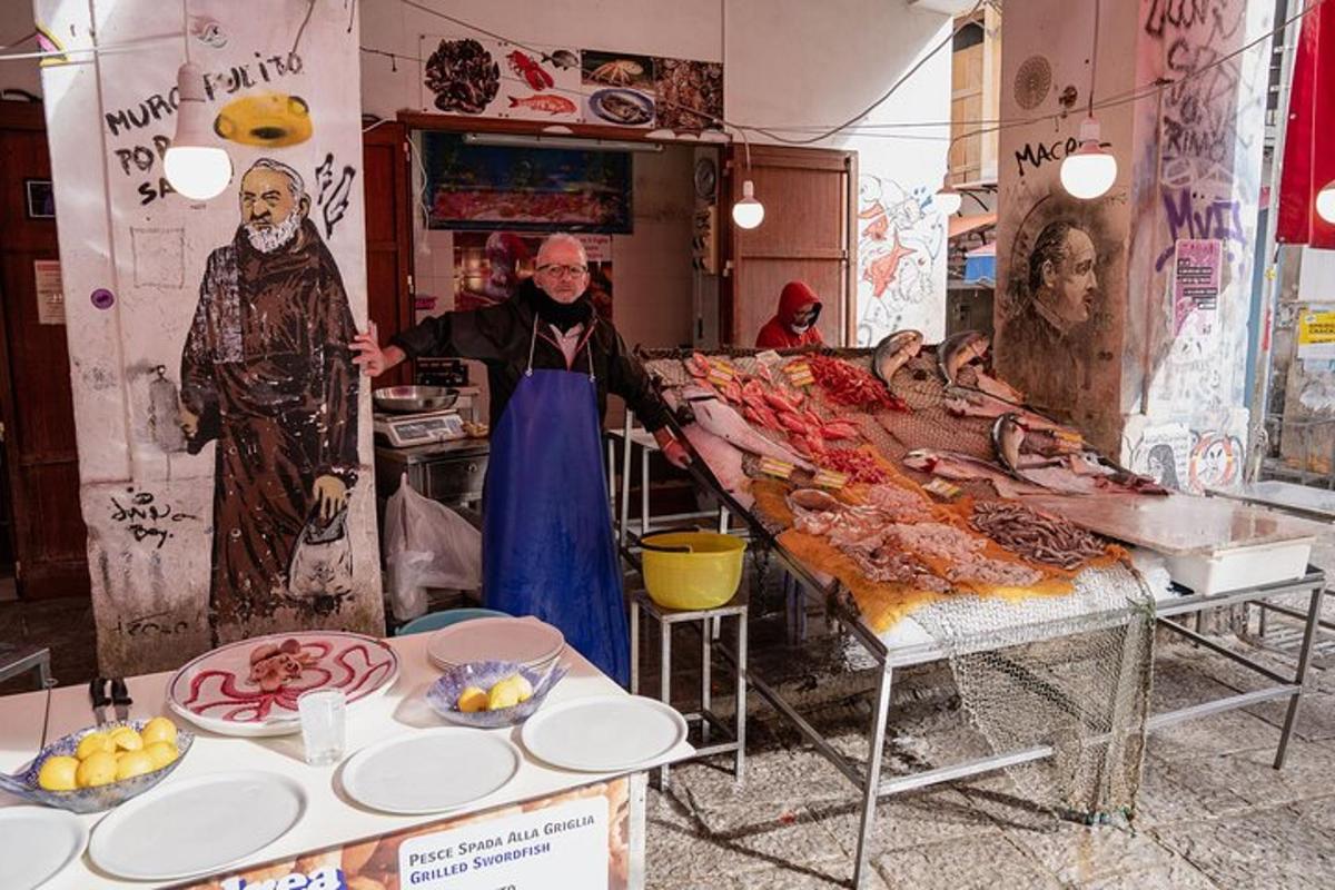 egy férfi áll egy asztal előtt, hússal