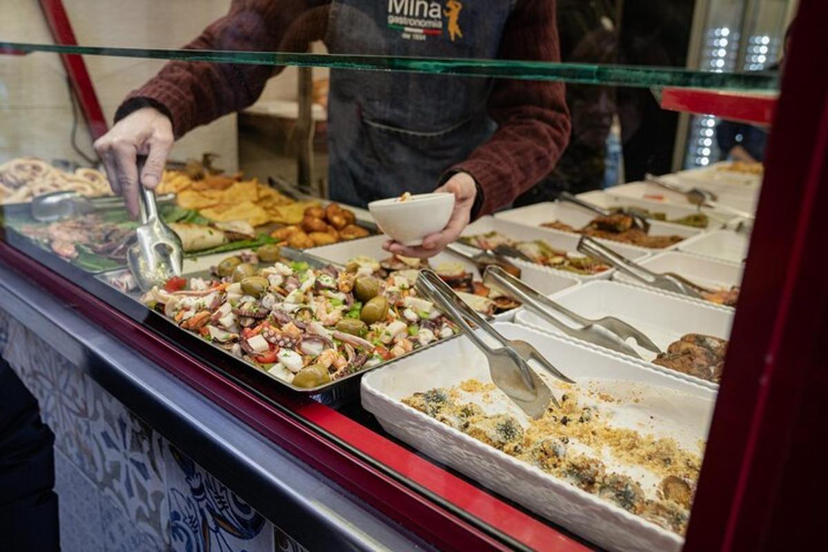 egy személy, aki egy tál ételt tart a büfé mögött