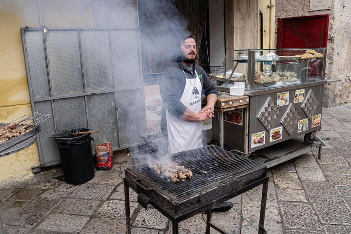 egy férfi grillen süti az ételt