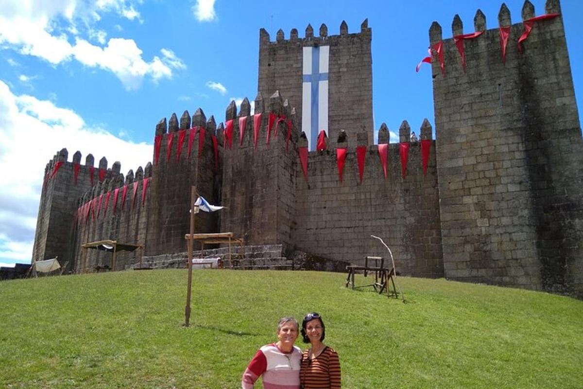 dues dones dempeus davant d'un castell