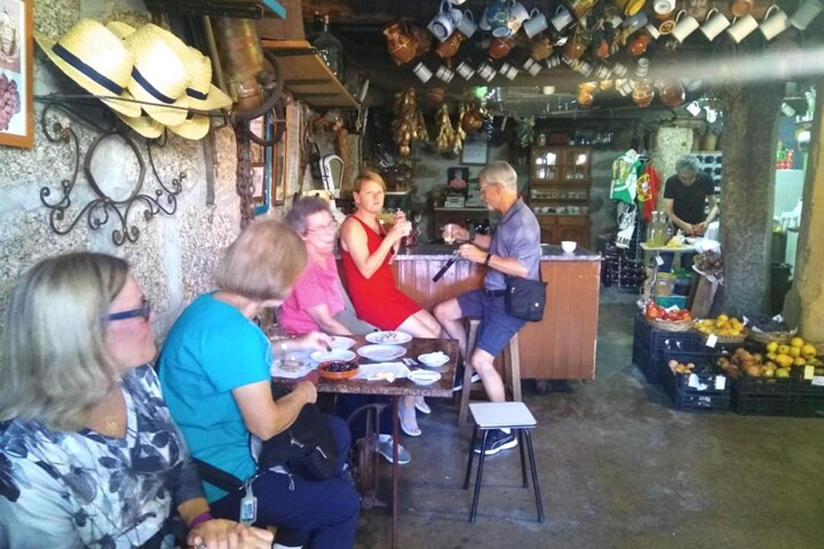μια ομάδα ανθρώπων που κάθονται σε ένα τραπέζι σε ένα κατάστημα