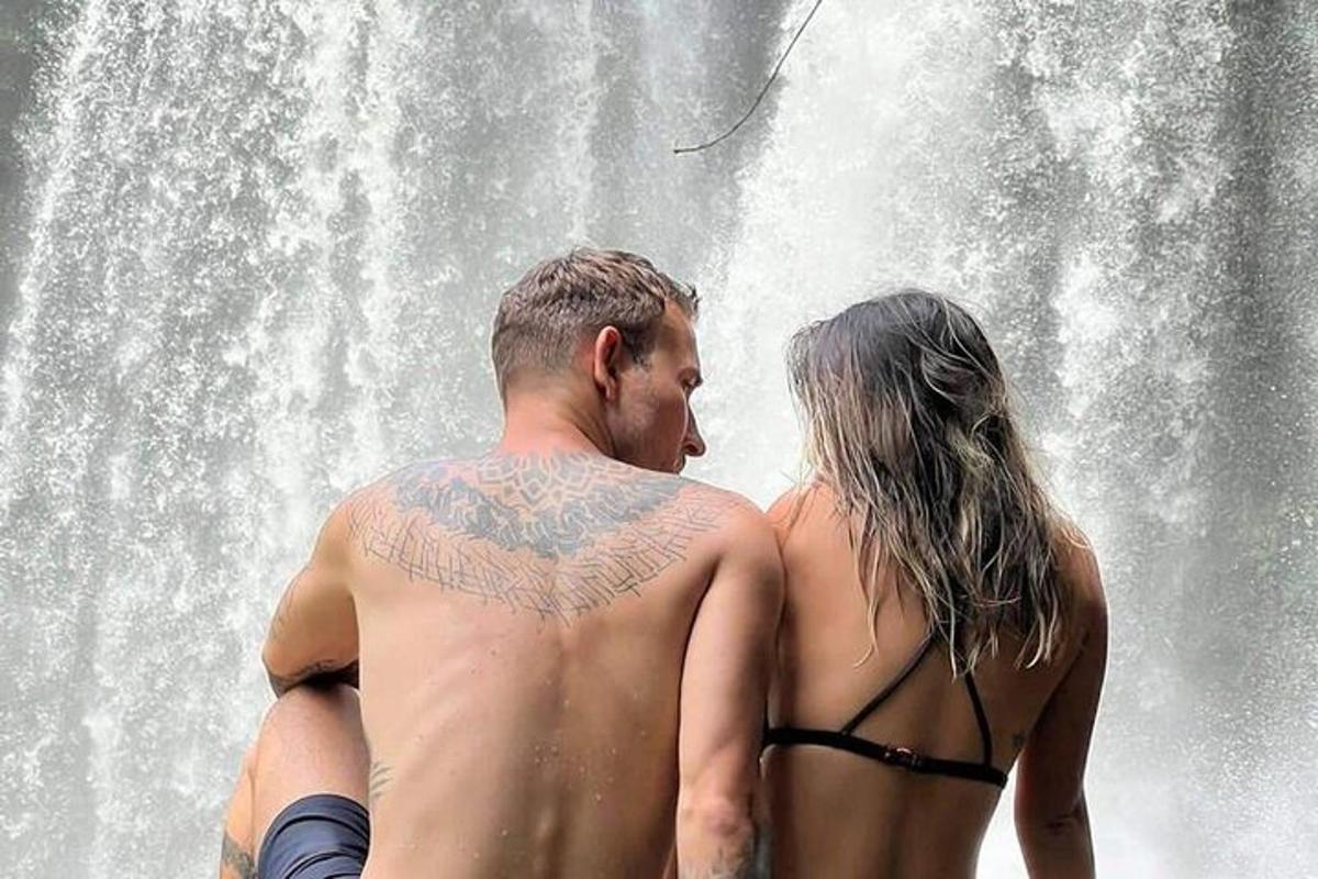 Maður og kona fyrir framan foss