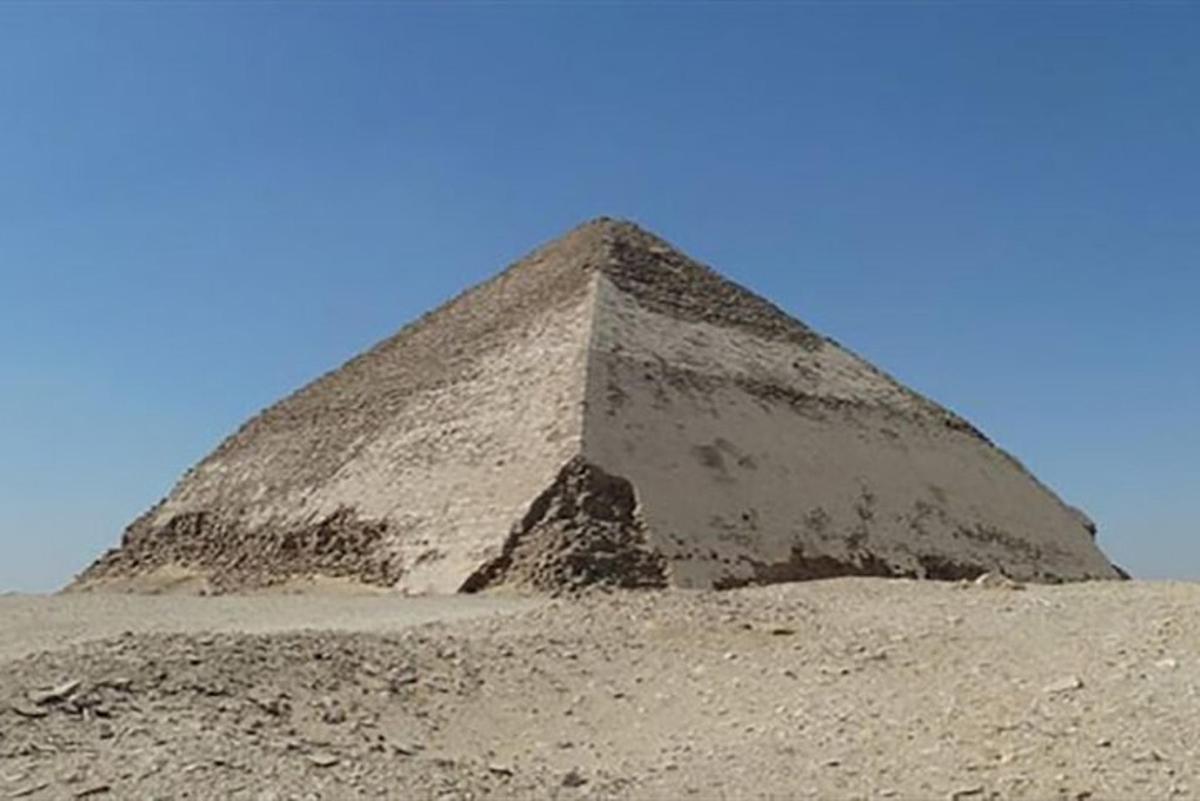 una piramide posta in cima a un mucchio di terra